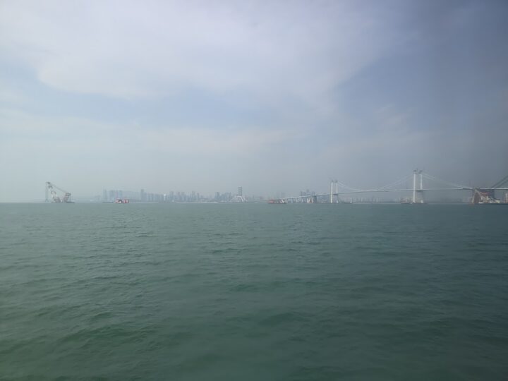 船的玻璃不怎麼乾淨